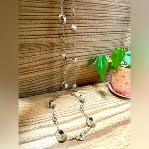 Gold tone knots necklace